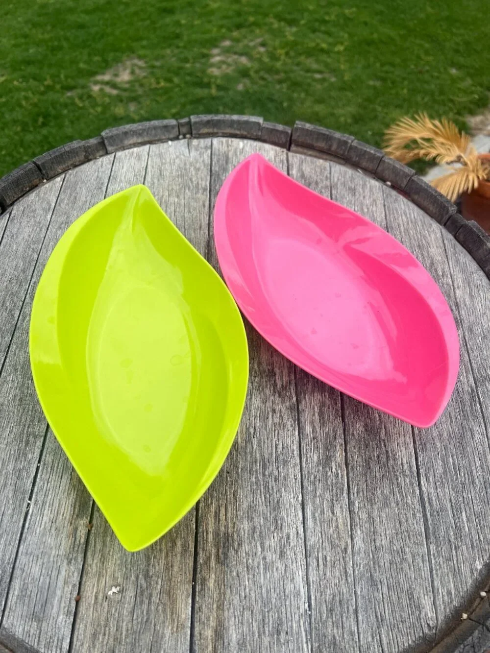 Vintage Neon Melamine Leaf Serving Bowls – Pink & Lime Green Retro Mid-Century S